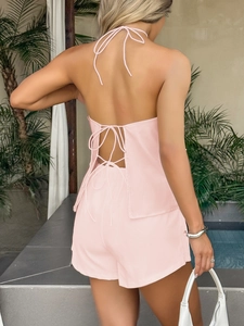 Completo due pezzi con top rosa a lupetto e pantaloncini con allacciatura posteriore