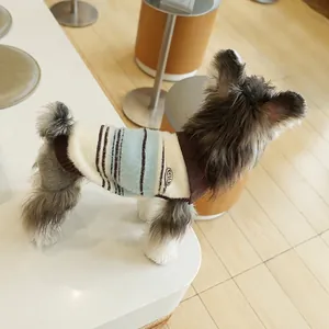 Gestreifter Haustierpullover für Hunde und Katzen mit Reverskragen und Lederaufnäher