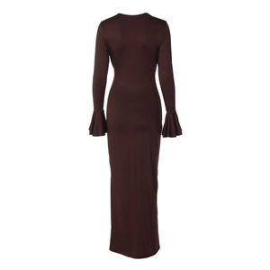 Vue arrière d'une robe longue en maille marron foncé avec poignets évasés