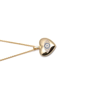 Goldene Herz-Halskette mit blauem Evil Eye Zirkonia auf weißem Hintergrund