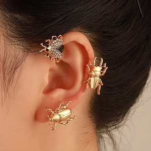 Set di ear cuff a forma di scarabeo dorato con strass e pietra nera elegante