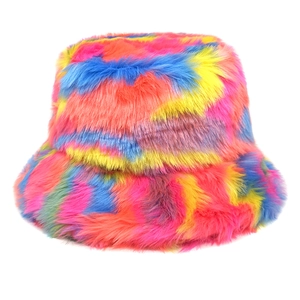Chapeau bob en fausse fourrure arc-en-ciel avec texture pelucheuse longue pour l'hiver