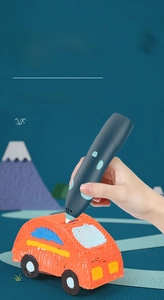 Detalle del bolígrafo de impresión 3D creando un coche de juguete para niños creativos