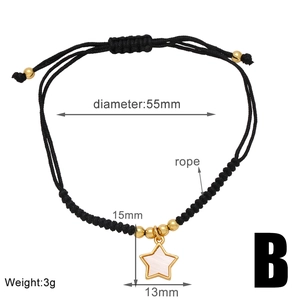 Detalle de pulsera tejida negra ajustable con colgante de estrella dorada y medidas