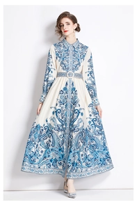 Détail d'une robe longue paisley bleue avec ceinture à boucle ronde assortie