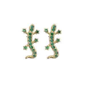 Modische goldene Gecko-Ohrstecker mit grünen Strasssteinen für Damen auf weißem Grund