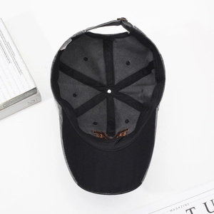 Cappellino da baseball nero in cotone con ricamo M visto dall'alto dall'interno del cappello