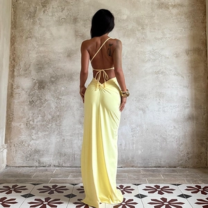 Vue arrière d'une robe de soirée jaune avec un élégant laçage dans le dos nu raffiné