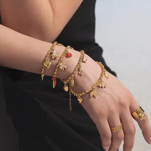 Goldenes Bambus-Armbandset mit bunten Emaille-Anhängern und funkelnden Kristallen