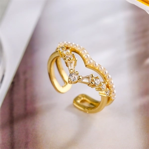 Détails macro d'une bague double couche plaquée or avec perles et zircons cubiques