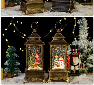 Détail de lanternes de Noël avec scènes de Père Noël et bonhomme de neige à lumière LED
