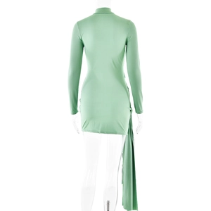 Détail du dos d'une robe courte verte à manches longues avec drapé latéral et col montant