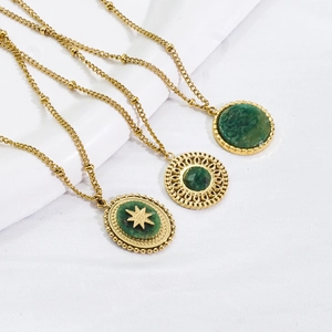 Colliers en acier inoxydable 14K avec pendentifs en jade vert sur tissu blanc