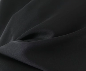 Nahaufnahme von schwarzem Seidensatin mit glatter Textur und elegantem Glanz