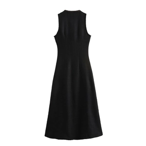 Dettaglio del retro che mostra il tessuto in tweed nero di un abito lungo senza maniche