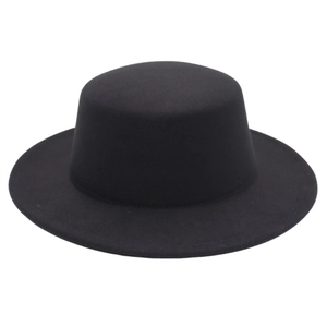 Vue détaillée de dessus d'un chapeau de feutre noir à bord large sur fond blanc