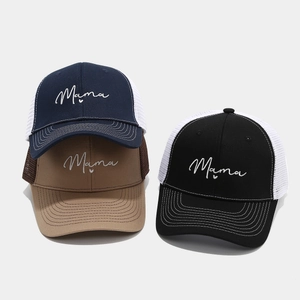 Ricamo dettagliato della scritta Mama su cappellini trucker blu navy, neri e marroni