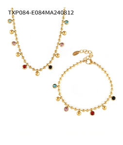 Détail d'un ensemble de bijoux en acier titane plaqué or 18 carats avec perles