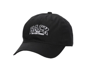 Dettaglio del ricamo 3D bianco su un berretto da baseball vintage in cotone nero