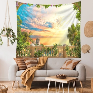 Detail eines Wandteppichs mit Balkon-Sonnenuntergang über einem modernen Sofa im Wohnzimmer