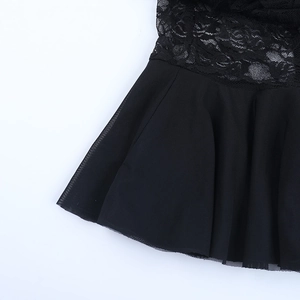 Détail de l'ourlet en dentelle noire et tulle montrant la texture délicate