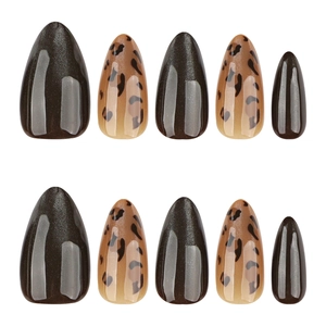 Faux ongles amande courts avec paillettes marron foncé et motif léopard élégant