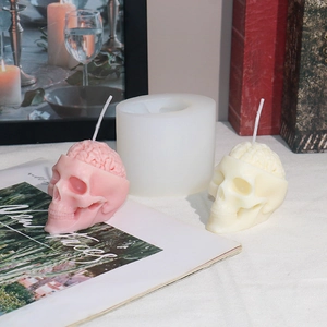 Detalle del molde de silicona de cráneo cerebral y velas artesanales con texturas