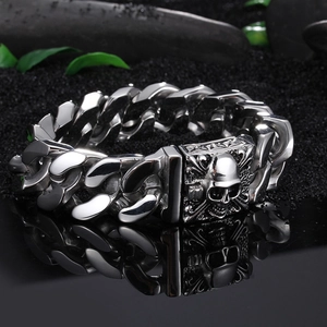 Dettaglio del bracciale a catena in acciaio lucido con chiusura a scatto a forma di teschio