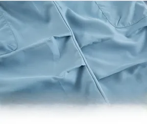 Dettaglio ravvicinato di pantaloni cargo azzurri che mostrano cuciture di qualità e cotone