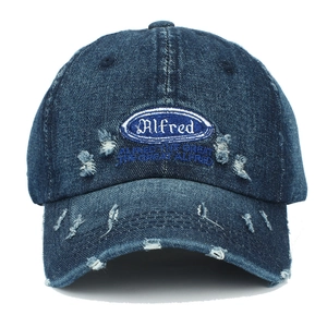 Dunkelblaue Vintage-Jeans-Basecap mit Logo-Stickerei und modischen Rissen im Used-Look