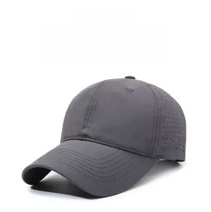 Dettaglio dei fori di ventilazione laser su un cappello a rete grigio traspirante