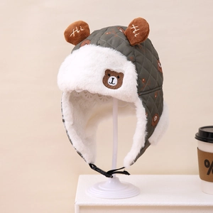 Dettaglio del cappello invernale verde militare con calda fodera in ecopelliccia bianca