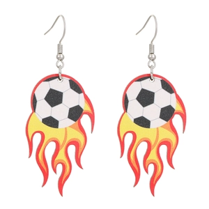 Vue détaillée de boucles d'oreilles football et flammes en cuir imprimé rouge et jaune