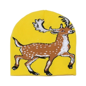 Detailopname van gele gebreide muts met bruin rendier jacquardpatroon en dikke textuur