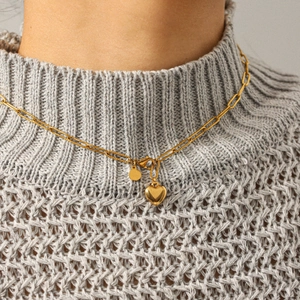 Collier avec pendentif coeur et disque en or 18k sur chaîne à maillons fins