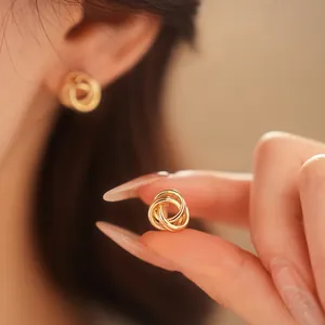 Élégantes boucles d'oreilles nœud torsadé en or 18 carats au design minimaliste