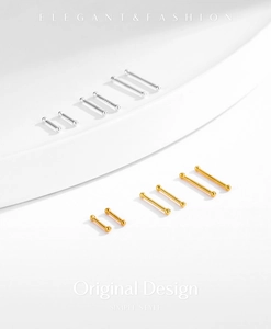 Dettaglio degli orecchini a perno in argento sterling S925 con finiture argento e oro