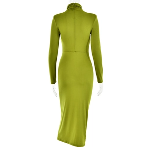 Vue arrière d'une robe moulante verte avec col montant et fermeture éclair invisible