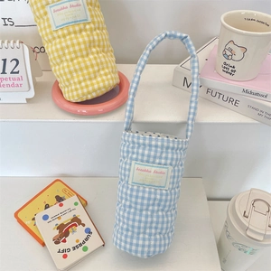 Detail van gewatteerde ruitjes waterfles tassen met hartstiksel en logo label