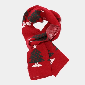 Nahaufnahme des roten Strickschals mit Tannenbäumen und weißen Sternen zu Weihnachten