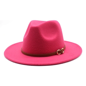 Detail van roze fedora hoed met een bruine leren riem en gouden metalen hoefijzergesp