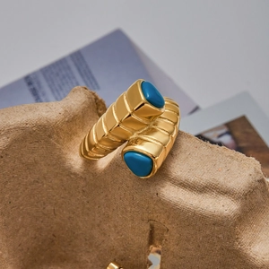 Dettaglio macro dell'anello in acciaio inossidabile 18K con turchese blu e trama a coste