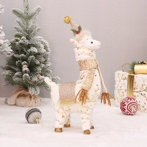 Detailansicht des weihnachtlichen Plüsch-Alpaka-Puppen-Ornaments mit Golddruck, festlich.