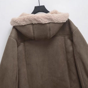 Giacca da donna in pelle scamosciata marrone con cappuccio e fodera in sherpa, retro