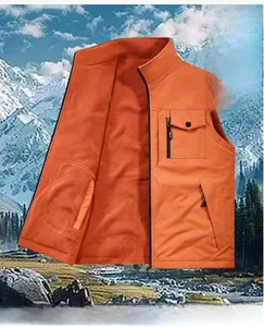 Detail der winddichten orangefarbenen Weste mit Polarfleecefutter und Reißverschlusstasche
