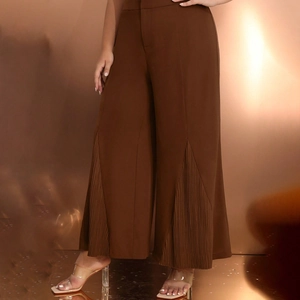 Detailansicht brauner Weitbein-Hose mit eleganten Plissee-Säumen und glattem Faltenwurf