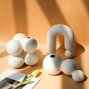Modernes minimalistisches Vasen-Set aus weißer matter Keramik in geometrischen Formen