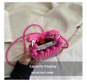 Dettaglio della capacità interna di una mini borsa rosa di perline con smartphone e rossetto