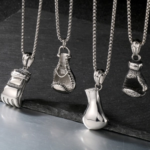 Détails de quatre pendentifs vintage en acier inoxydable style boxe et baseball