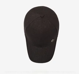 Vue de dessus d'une casquette gris anthracite en tissu texturé avec logo en métal